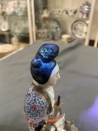 Une figure d'une femme assise sur un tr&ocirc;ne de lotus en porcelaine de Chine famille rose, 19&egrave;me